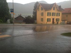 Platzregen am Abend in Vallorbe