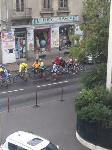 Eine Gruppe Rennradfahrer wartet am Bahnübergang in Thonon-les-Bains