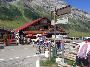 Sonntägliches Treiben auf dem Col de Aravis (1486 m)