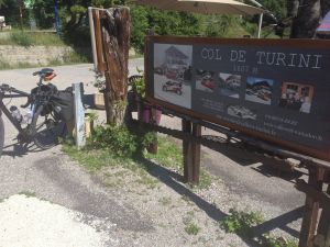 Die Restaurants zeigen Erinnerungen an die Rallye Monte-Carlo, die hier oben immer mal wieder vorbeikommt.